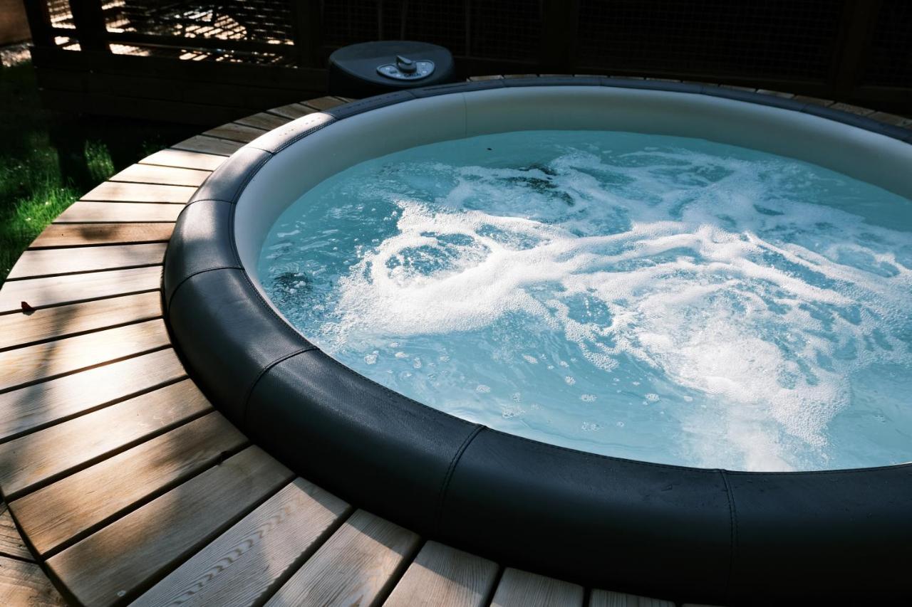 Lodge Avec Spa Privatif - Foret Et Lac Liginiac Luaran gambar